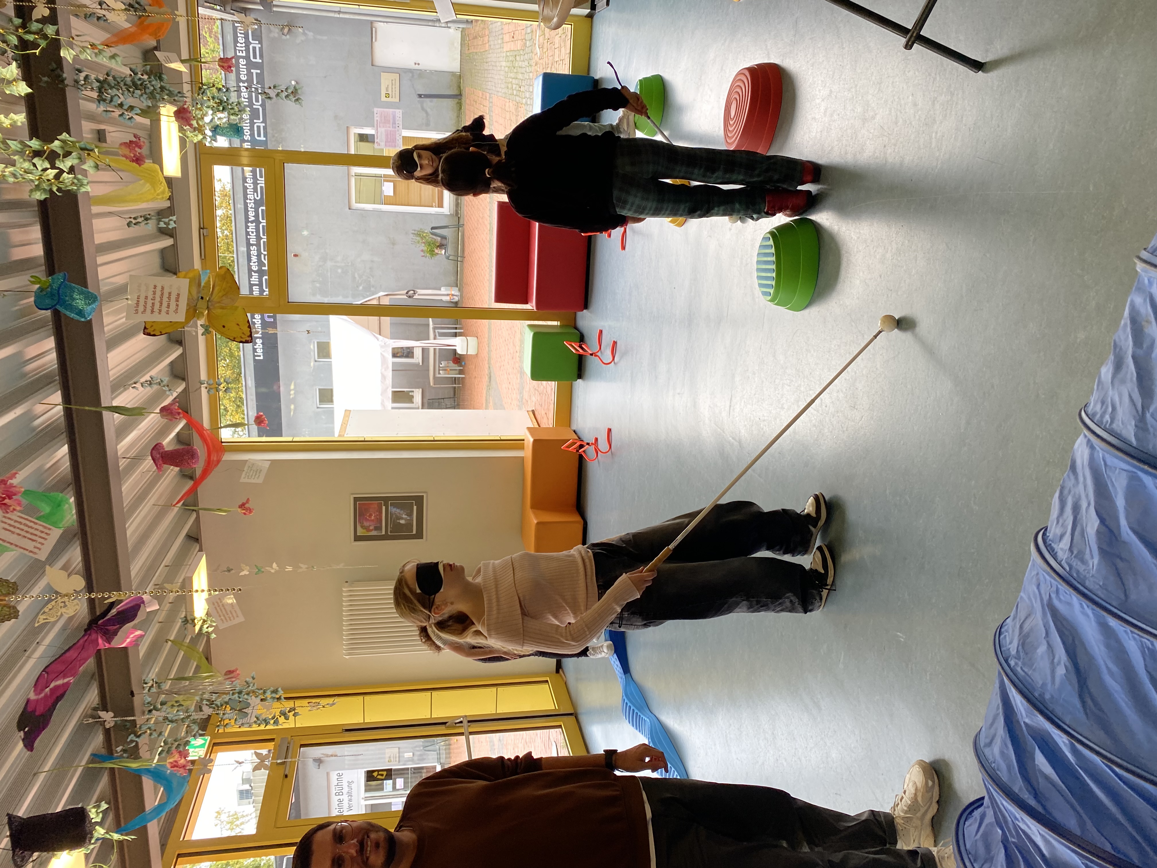 Herr%20Horn%20und%20Kinder%20im%20Parcours